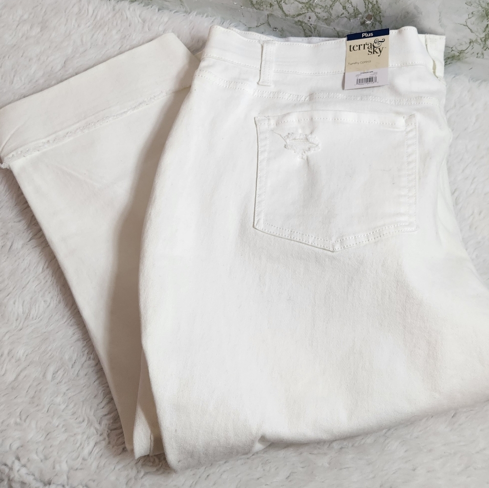 Terra & Sky White Distressed Capris Wwith Tummy Control